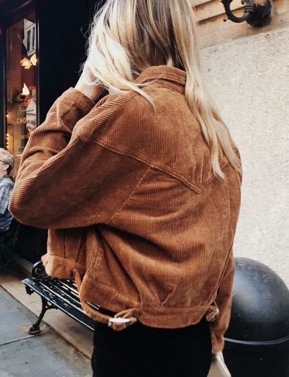 Chaqueta corta de pana con borreguito en color óxido de ASOS Petite (conjunto con chaqueta marrón)