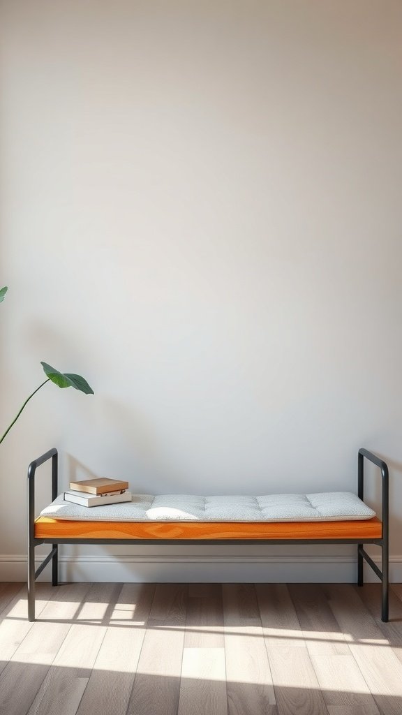 Banco de estilo industrial con cojín naranja y libros sobre él, junto a una planta en una sala de estar minimalista.