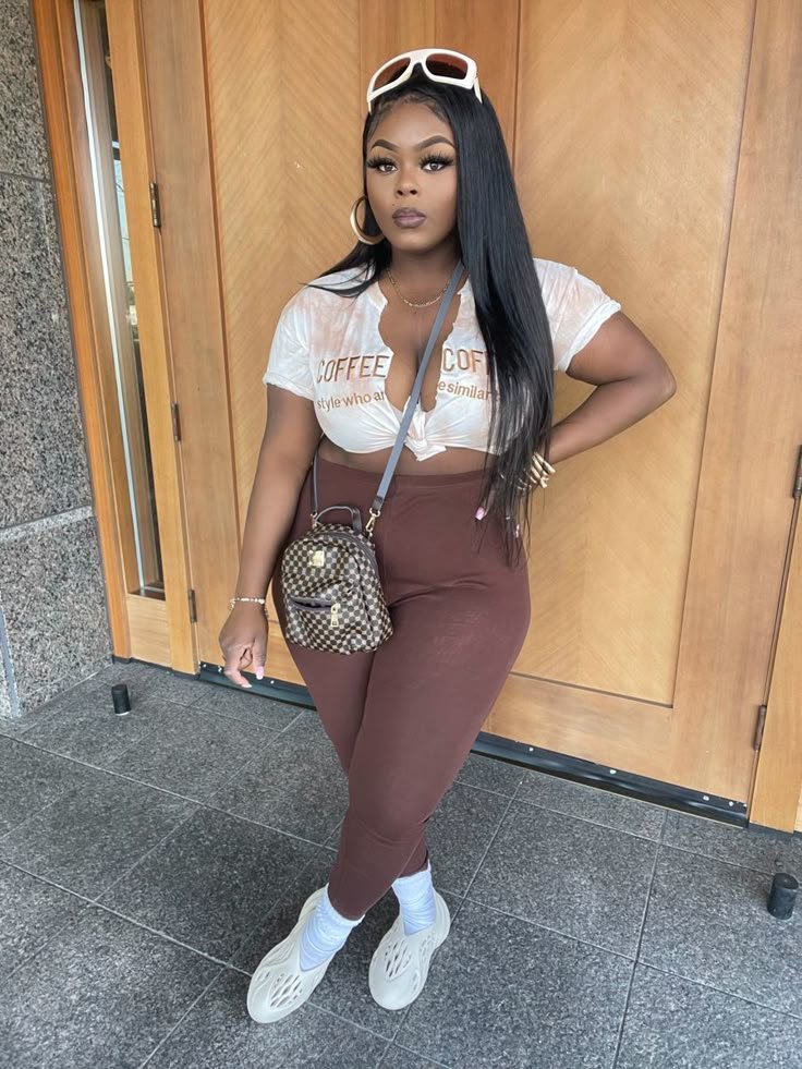 Cómo combinar leggings marrones (chica negra): conjunto casual con leggings marrones