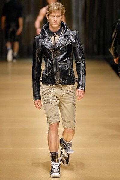 Decidido a usar cuero: conjunto con chaqueta de piel