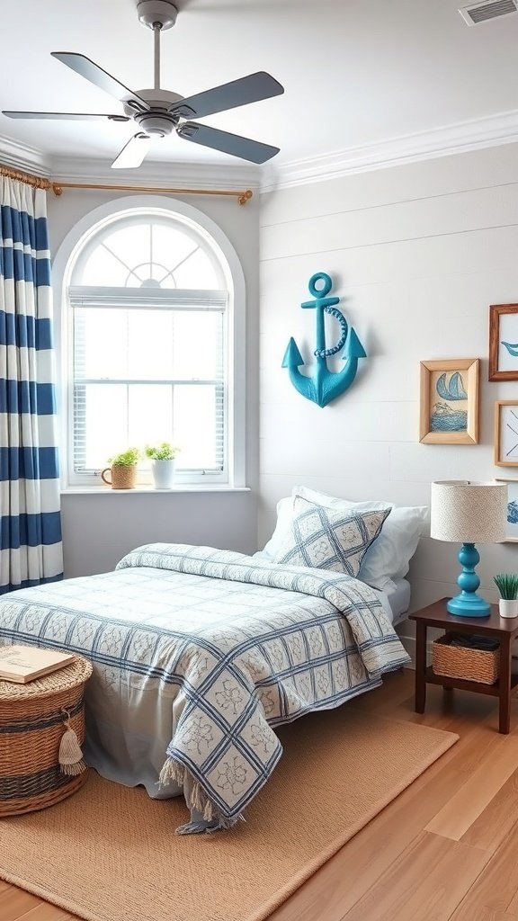 Dormitorio decorado con temática náutica, incluyendo ancla y colores azul y blanco.