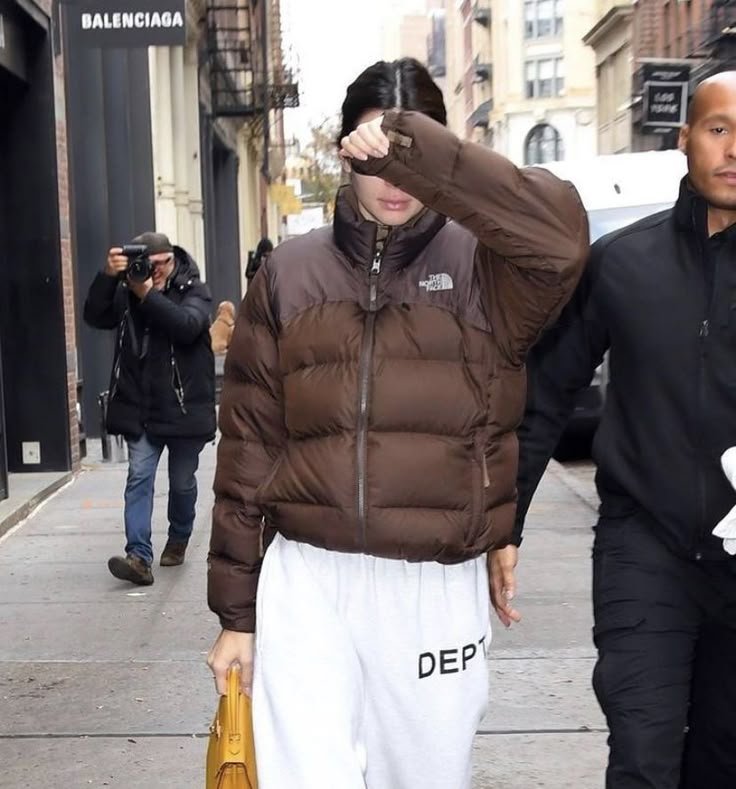 Kendall Jenner - conjunto con chaqueta acolchada marrón