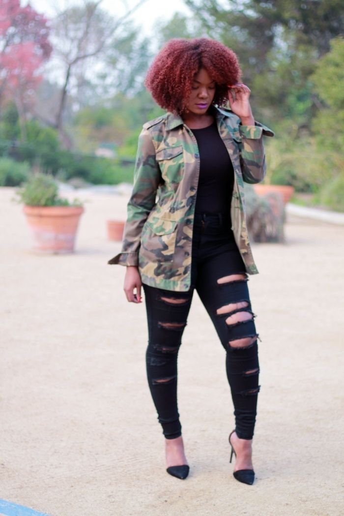 Inspiración de atuendo: Chaqueta de camuflaje extragrande y jeans rotos — Arteresa Lynn - atuendo con chaqueta de camuflaje