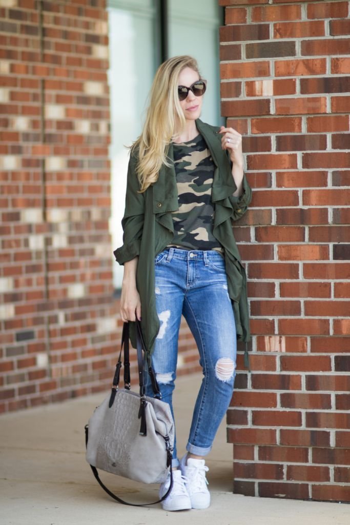 El regreso del camuflaje: chaqueta utilitaria, mezclilla desgastada y zapatillas blancas - Meagan's Moda - conjunto con chaqueta de camuflaje