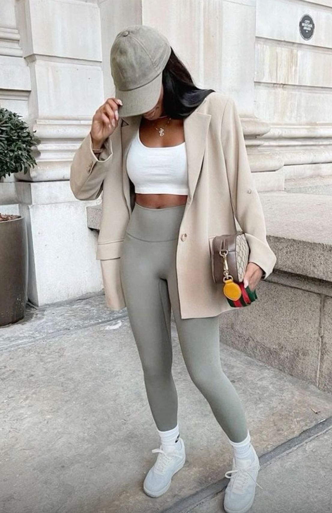 Más de 23 ideas sencillas de atuendos de otoño con sombreros — ASHLINA KAPOSTA - conjunto de leggings marrones