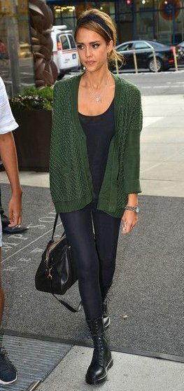 Cárdigans verde oliva | HOWTOWEAR Moda - Conjunto con suéter verde oscuro