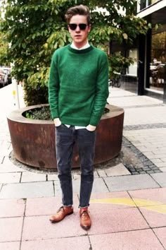 20 ideas de looks con suéter verde | outfits masculinos, moda masculina, suéter verde - outfit con suéter verde oscuro