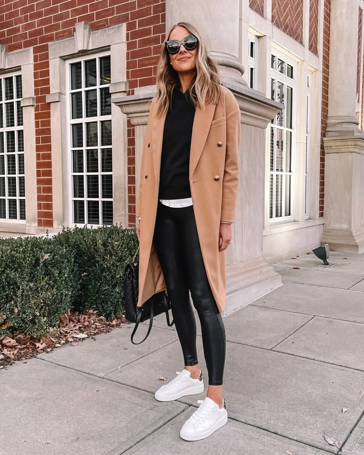 Jackson con abrigo color camel y leggings de piel sintética Spanx. Zapatillas Golden Goose. Jackson de moda con abrigo color camello y leggings de piel sintética Spanx. Zapatillas Golden Goose. Conjunto de leggings de piel sintética.