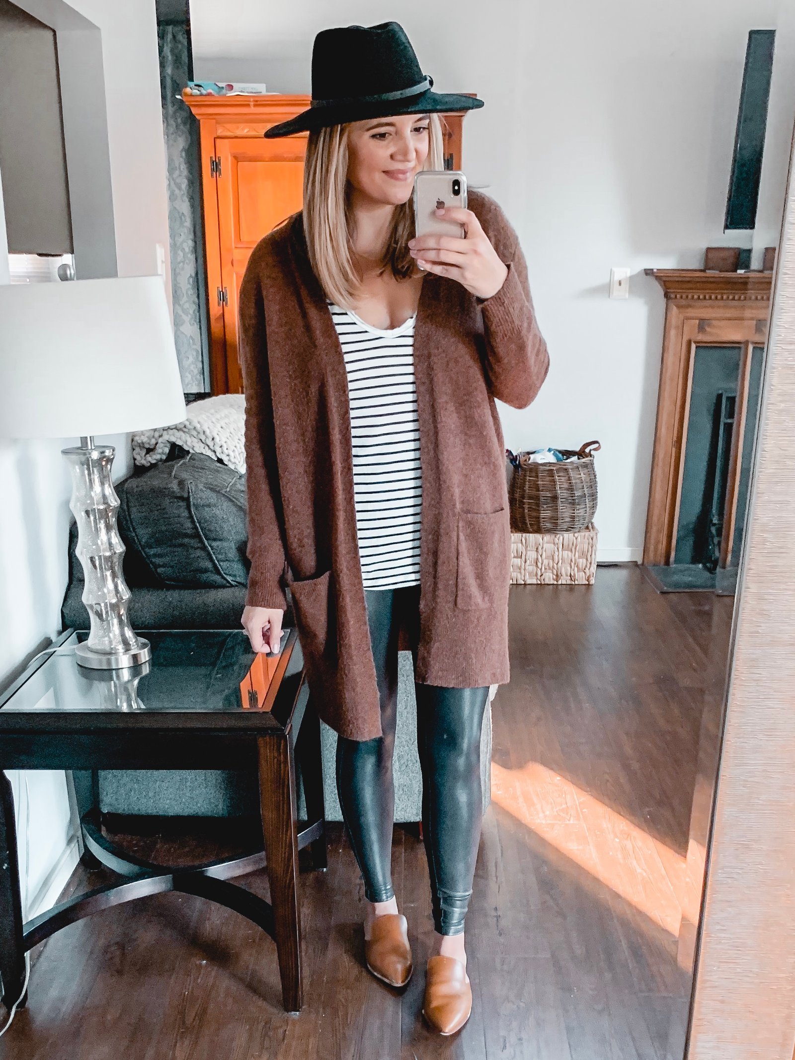 Más de 20 conjuntos con leggings de cuero Spanx - Por Lauren M - conjunto con leggings marrones