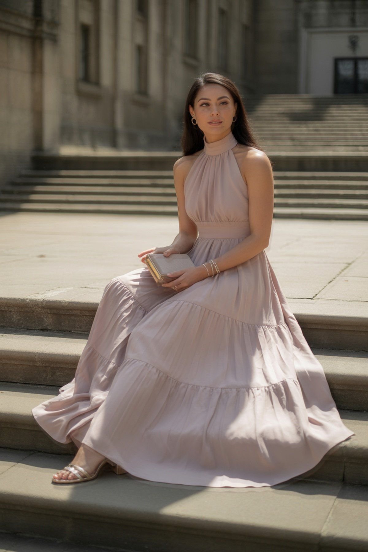 Vestido maxi con cuello alto y silueta fluida