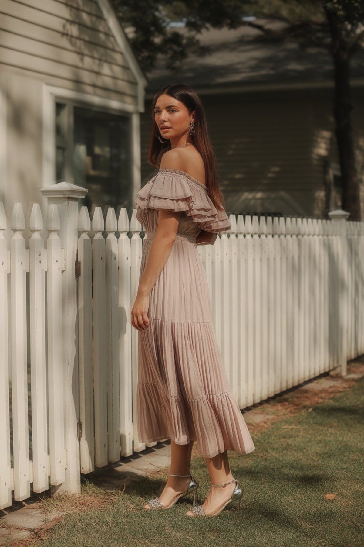 Vestido con volantes off-the-shoulder y tacones elegantes